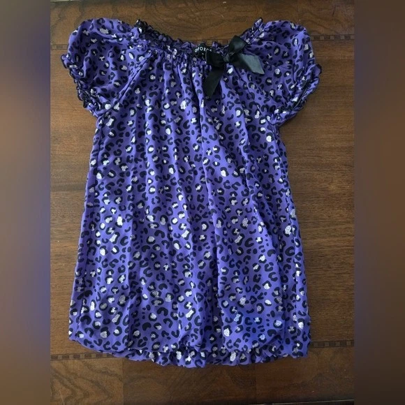 top elegante niña mediana morado con estampado negro y acento plateado brillante Foto 1 de 1