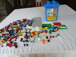 Vintage 1987 blauer Lego Stein Eimer gefüllt mit Vintage Legos Minifiguren Fahrzeuge - Bild 1 von 10