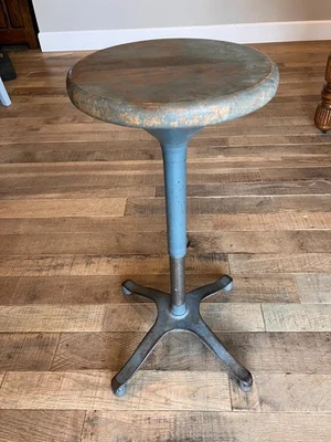 Taburete industrial vintage de madera de metal de mediados de siglo ajustable años 50 Foto 1 de 4