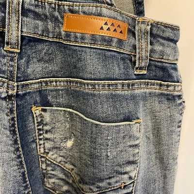 Macacão jeans azul desgastado para casa de bonecas - Imagem 1 de 4