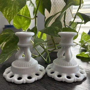 Set di 2 portacandele vintage Westmoreland bianco vetro latte dorico pizzo aperto - Foto 1 di 5