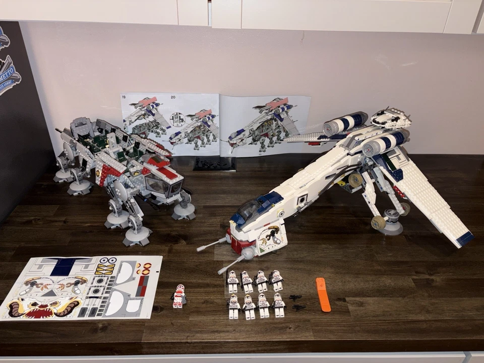 BRICKZ Custom Star Wars Republic Dropship AT-OT 10195 & Red LEGO Coruscant Clone - Image 1 of 4