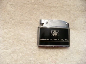 77A- Vintage Oregon Boxer Club, Inc (Hund) Rosen Feuerzeug (Japan) #5275 - Bild 1 von 12