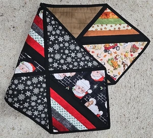 GESTEPPTER TISCHLÄUFER - WENDBAR HANDGEFERTIGT WEIHNACHTSMANN/HERBSTWELPEN - 2506 - Bild 1 von 5