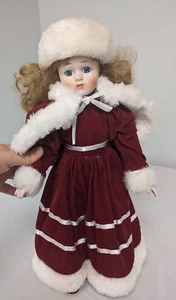 Vintage Heritage Mint Ltd Jennifer bambola di porcellana con mantello e vestito in velluto rosso - Foto 1 di 24
