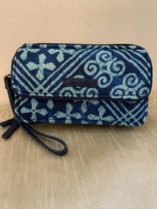 Vera Bradley Reißverschluss oben Geldbörse ZURÜCKGENOMMEN kubanische Fliesen blau 2017 gebraucht, in einwandfreiem Zustand - Bild 1 von 18