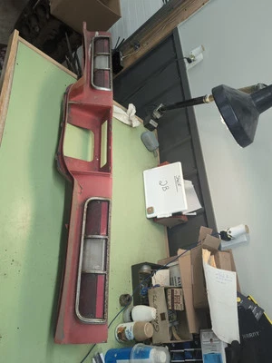 Oldsmobile Omega 1974 panel de luces traseras con par de luces traseras Foto 1 de 4