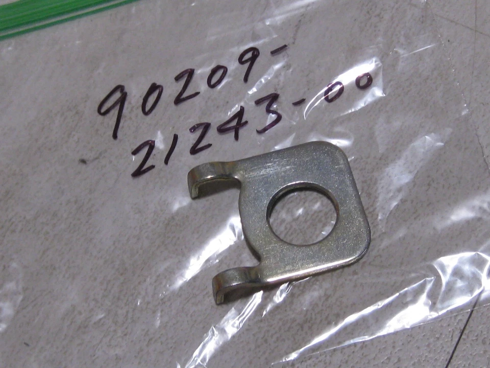 ПЛАСТИНА ОМЫВАТЕЛЯ ЗАДНЕЙ ОСИ YAMAHA YZ490/YZ250/YZ125 НОВАЯ ИЗ СТАРЫХ ЗАПАСОВ! - Изображение 1 из 1