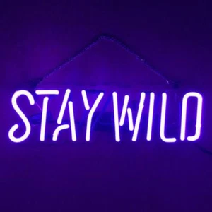 Lámpara de letrero de luz de neón Stay Wild púrpura acrílico 14"x4" decoración de pared para el hogar tubo de vidrio - Imagen 1 de 1