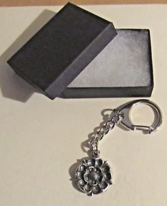 F) KEYRING PEWTER TUDOR ROSE UNION FLORAL HERALDIC EMBLEM ENGLAND LANCASTER - Foto 1 di 3