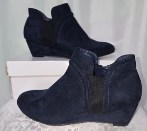 CROFT & BARROW ORTHOLITE WOMEN'S NAVY FAUX SUEDE ANKLE BOOTS Style:SERF SZ 6.5 - Picture 1 of 9