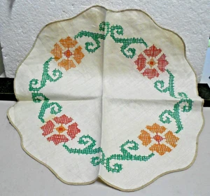 Tapete antiguo vintage de encaje de lino de 13" redondo bordado floral. - Imagen 1 de 2