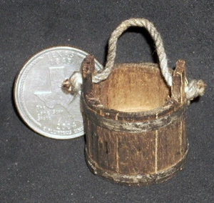 Mango de cuerda de cubo de madera desgastada en miniatura para casa de muñecas 1:12 mexicano WO1964 - Imagen 1 de 4