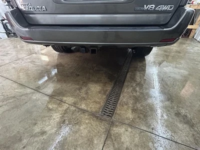 Parachoques trasero Toyota Sequoia 2001-2007, menos refuerzo Foto 1 de 4