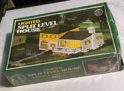 BACHMANN SCENIC CLASSICS HO scale 49-2572 LIGHTED Split Level House kit - Image 1 of 4