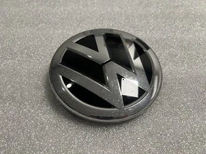 VW POLO VI 2018-2021 AW LOGOTIPO DELANTERO CUBIERTA DE RADAR 2G0853601B #64 - Imagen 1 de 2
