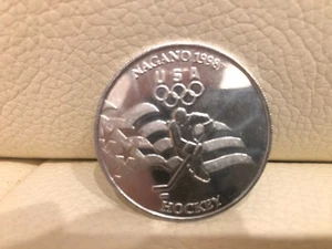 USA WINTER OLYMPIADE MÜNZE NAGANO 1998 HERREN HOCKEY | VINTAGE | SELTEN | TOP ZUSTAND - Bild 1 von 3