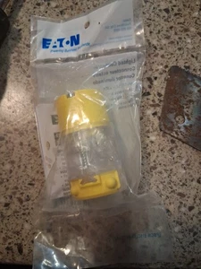 NUOVO Eaton 515CLTY-F-LW Connettore Giallo Illuminato Presa 15A 125V 2P 3W Terra - Foto 1 di 2