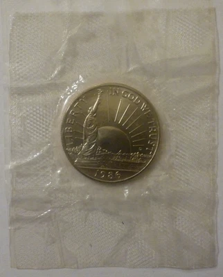 1986-D STATUE OF LIBERTY CENTENNIAL COMMEMORATIVE CLAD HALF DOLLAR IN MINT CELLO - Image 1 of 4