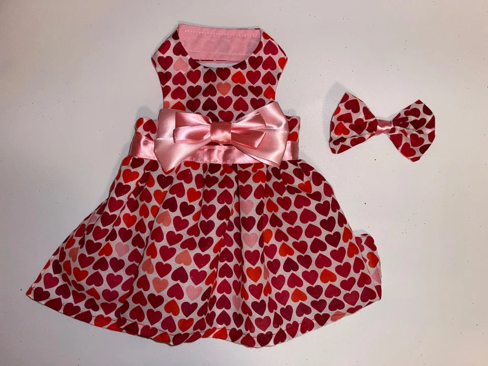 VESTIDO DE PERRO HECHO A MANO DÍA DE SAN VALENTÍN ROSA CORAZÓN PERRO ARNÉS PEQUEÑO LAZO DE PELO GRATIS Foto 1 de 4