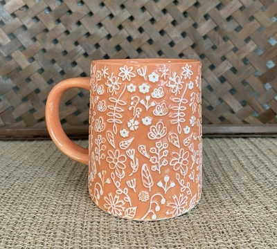Preciosa taza de café con monograma letra C en relieve floral de expresión moderna Foto 1 de 3