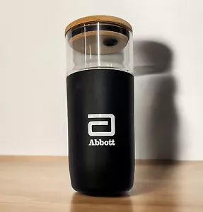 Vaso de Cristal con Funda Protectora de Silicona Negra y Tapa de Bambú, Logo Abbott - Imagen 1 de 6