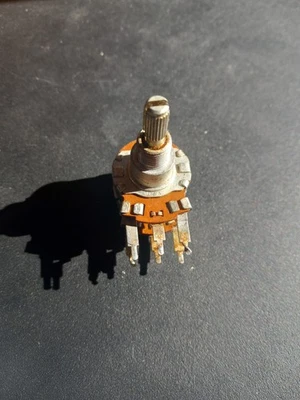 Potenciómetro doble panel cónico lineal Centralab 2W vintage 1966 100 k ohmios Foto 1 de 3