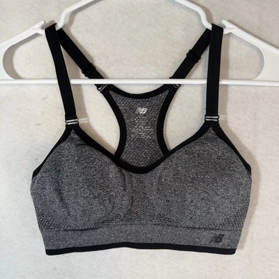 Sujetador deportivo New Balance para mujer gris negro ribete espalda deportiva soporte medio S Foto 1 de 4