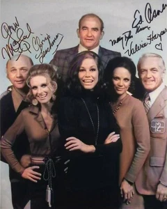 Seltene FARB Still Mary Tyler Moore Show Cast signiert - Bild 1 von 1