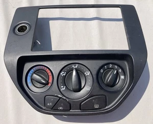 2005 2006 2007 FORD FOCUS HVAC / RADIO SURROUND WITH CONTROLS IN BLACK OEM - Picture 1 of 6