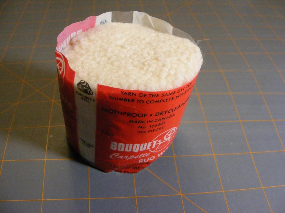 Alfombra de gancho de cierre hilo lana precortada - crema, azul claro, verde, rojo Spinrite U-PICK Foto 1 de 1