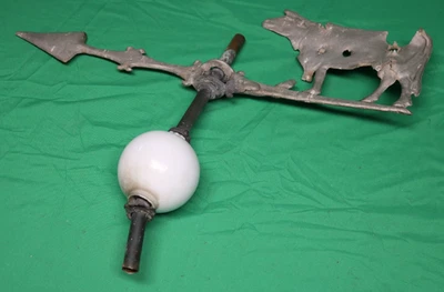 Vintage Original Cobre y Aluminio Granero Vaca Veleta y Bola de Vidrio Leche Foto 1 de 4