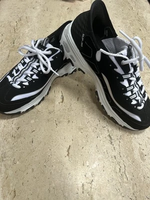 Zapatilla deportiva Skechers D'Lites-Me Time para mujer, negra/blanca talla 9 sin cordones  Foto 1 de 4