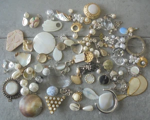 Anhänger Konvolut Schmuck verschieden überwiegend hell viele mit Perlen Nr. 6005 - Bild 1 von 6