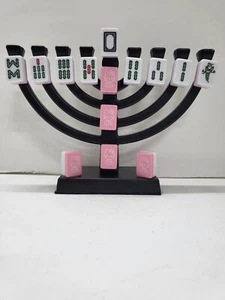Neu ~ verzierte matt schwarz Metall Menora mit Mini Hello Kitty rosa/weiß Mahj Fliesen - Bild 1 von 2