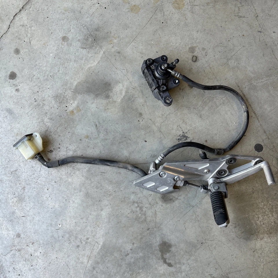 Главный цилиндр заднего тормоза 1993 - 1998 Suzuki GSXR1100W с задней педалью - Изображение 1 из 4