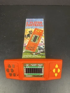 Videojuego electrónico portátil de fútbol americano Tandy para 2 jugadores 1978 FUNCIONA CON CAJA - Imagen 1 de 5