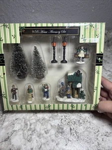 9-teiliges Weihnachtsdorf Zubehör Set Lampen Bäume, Weihnachtslieder - Bild 1 von 6
