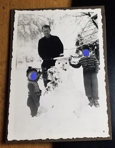 Hombre y 2 niños pequeños - niño y niña? en la nieve con muñeco de nieve / foto - Imagen 1 de 1