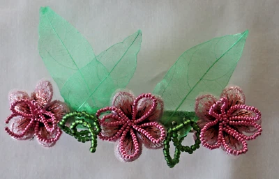 PINZA PARA EL PELO CON CUENTAS A MANO BORDADAS FLORES MORADAS/ROSAS 5" Foto 1 de 2