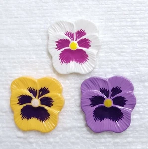 JHB Pansy Flower Button 19mm Shank Novelty Plastic Vtg Purple White Yellow Plant - Picture 1 of 16