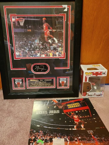 NBA Chicago Bulls Michael Jordan Basketball Lot. Plaque, Calendar, Funko Pop 54 Cover