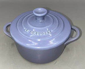 Le Creuset Lilac Mist Petite Runde Kasserolle Mini Cocotte 8 Unzen 4x2". - Bild 1 von 12