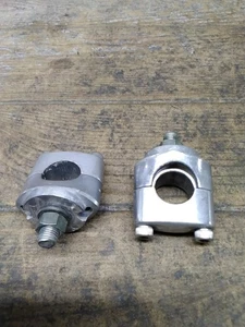 2003 03 02-05 Yamaha Vino YJ50R Front Handlebar Upper Clamps Bar Mount OEM - Picture 1 of 8