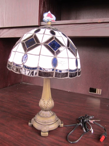 COLORADO AVALANCHE Tiffany Stained Glass Table Lamp NEW IN BOX NHL Colors Logo Cover