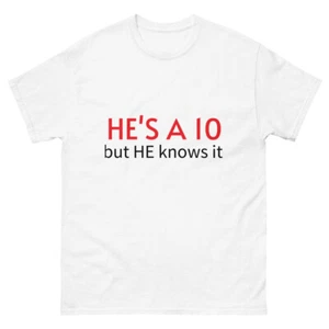 T-shirt classica unisex da 10 ma lo sa, bianca - Foto 1 di 10