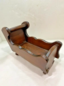 Cama mecedora de madera marrón para muñeca - Imagen 1 de 4