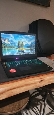 Portátil para juegos Alienware i7-8750 GTX 1060 2 TB SSD con alfombrilla/mochila Alienware Foto 1 de 4