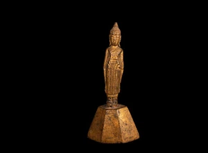 Birmania 20. Jhd. Una figura birmana de madera lacada y dorada de Buda - Imagen 1 de 8