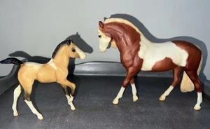 Breyer Pferde Classic - Spirit Mustang Familie Stute und Rehkitz - Bild 1 von 6